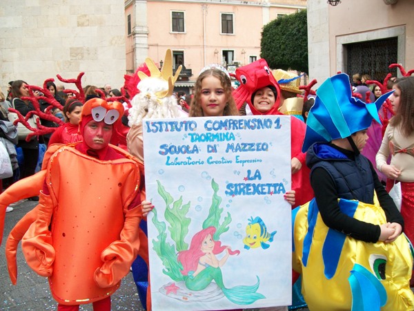 i bimbi della scuola di mazzeo durante il carnevale 05 03 14