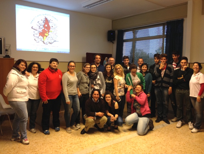 i volontari della fratres con alcuni studenti FOTO DUE 10 05 14