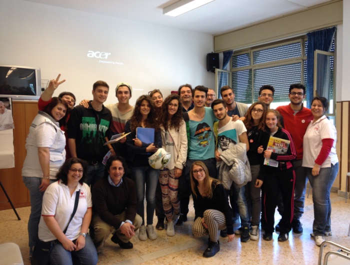 i volontari della fratres con alcuni studenti taorminesi 09 05 14