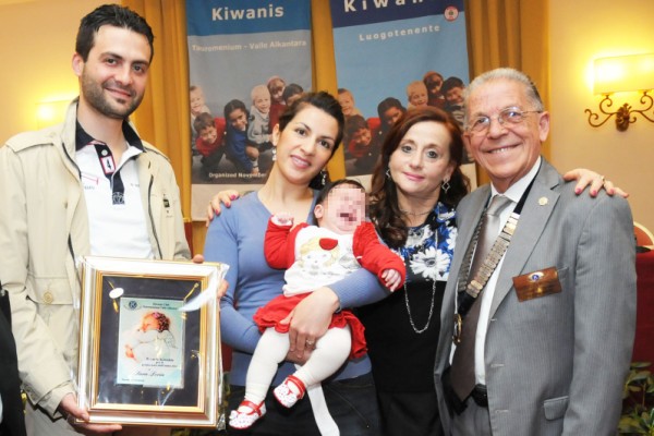 la consegna del premio kiwanis al primo nato dell'anno 28 04 14