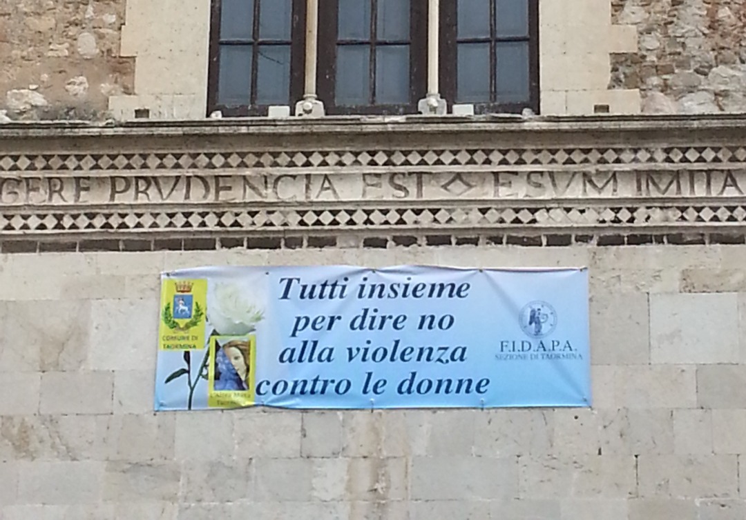 lo striscione contro la violenza sulle donne su palazzo corvaja 29 11 14