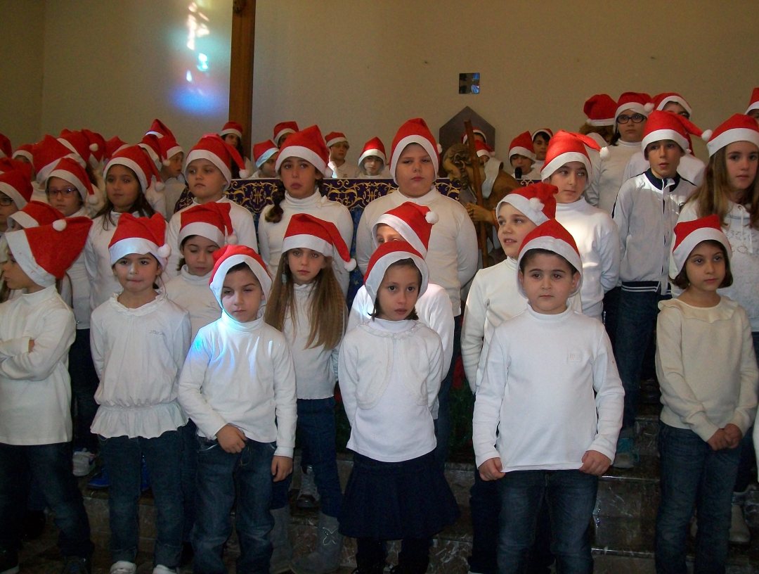 gli alunni di mazzeo durante i canti natalizi 20 12 14