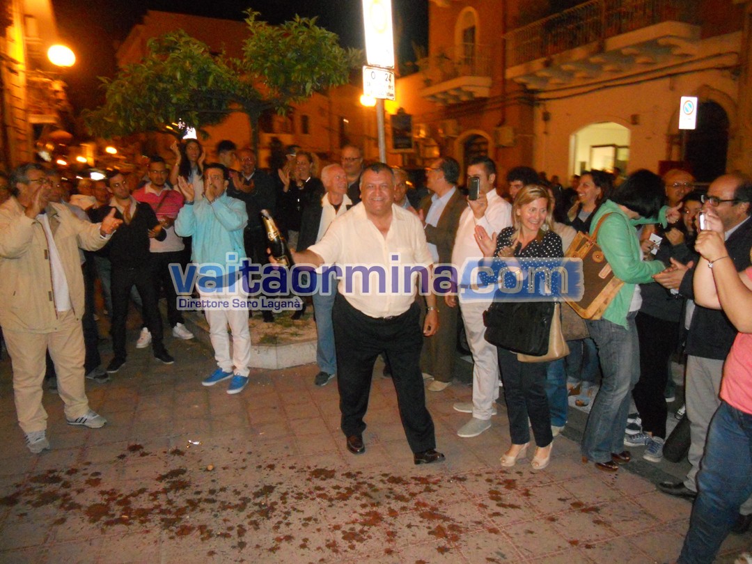 Lo Turco festeggia in Piazza Municipio