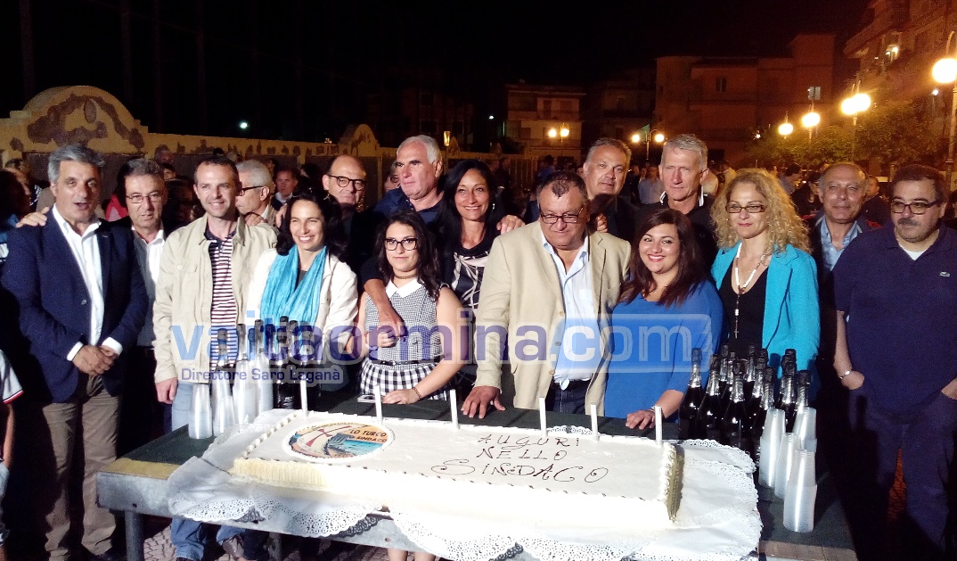 Giardini. Mega-torta nella piazza di Calcarone per festeggiare la vittoria elettorale del sindaco Lo Turco