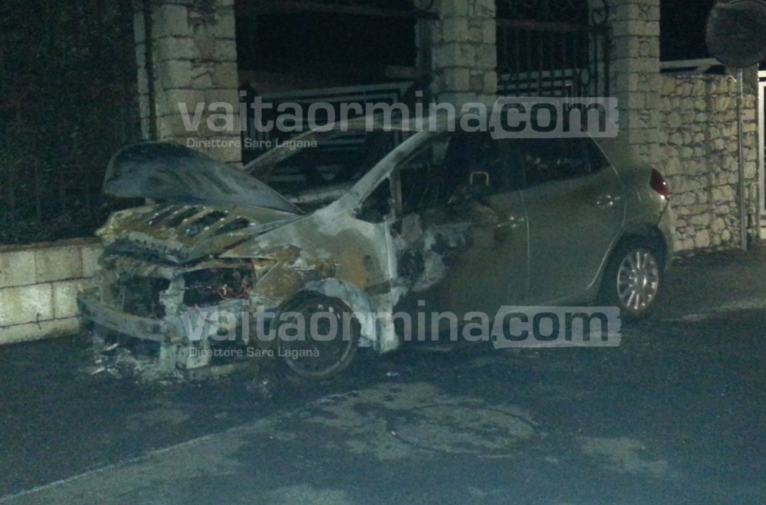 L'auto bruciata in via Pirandello nella notte tra giovedì 17 e venerdì 18 dicembre