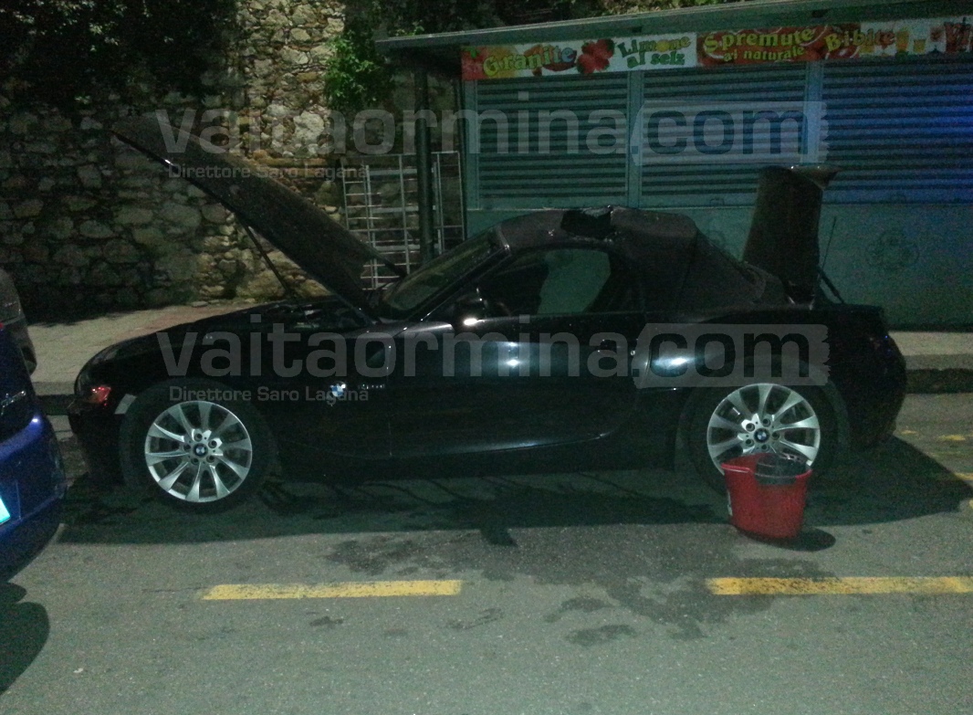 La Bmw bruciata venerdì 18 dicembre in via Pirandello