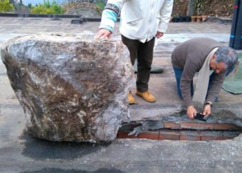 Taormina. Tragedia sfiorata in via Gramsci: masso sfonda il tetto di un’abitazione