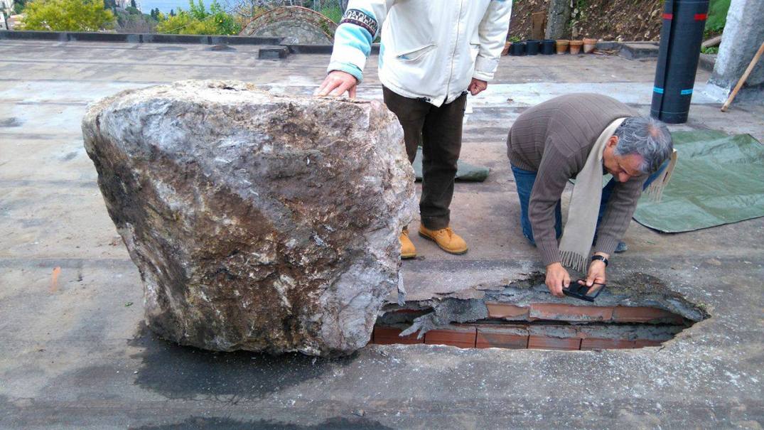 Il masso caduto nell'abitazione di via Gramsci a Taormina