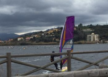 Messina. Riserva di Capo Peloro, surfisti “abusivi” nelle acque del Lago Faro