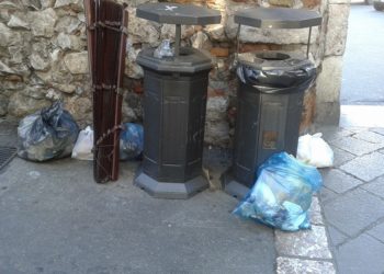 Taormina. Spazzatura davanti alle chiese e sotto l’arco di Porta Messina: tante proteste dei cittadini