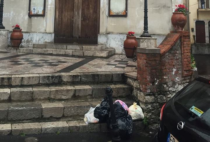 Immondizia davanti alla Chiesa di S. Domenica