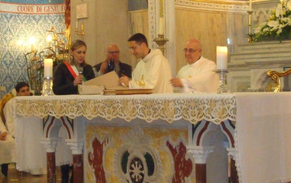 L'assessore Teresa Rammi e don Emanuele Ruggeri alla Santa Messa del 4 aprile a Letojanni