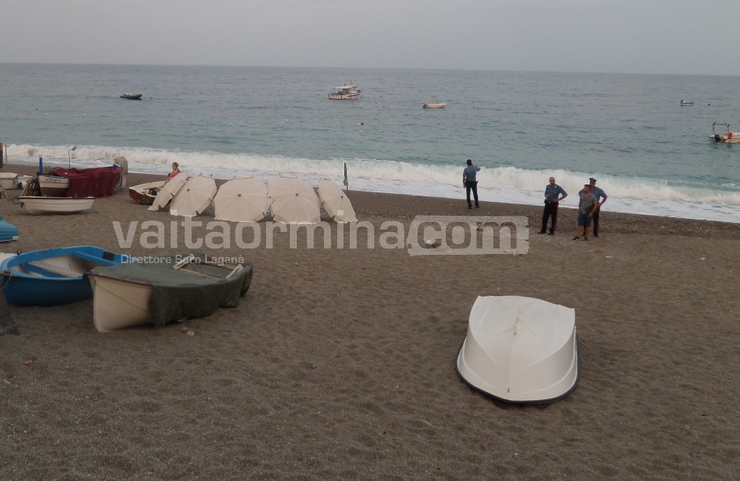 I Cc sulla spiaggia di Letojanni