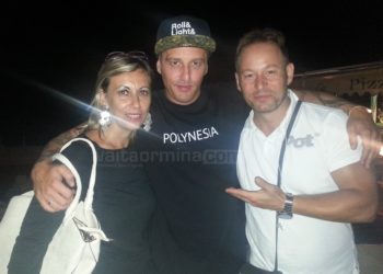 Il cantante Luca Dirisio in vacanza a Letojanni. Il benvenuto dell’assessore Rammi e l’ospitalità del manager Christian Fiumara