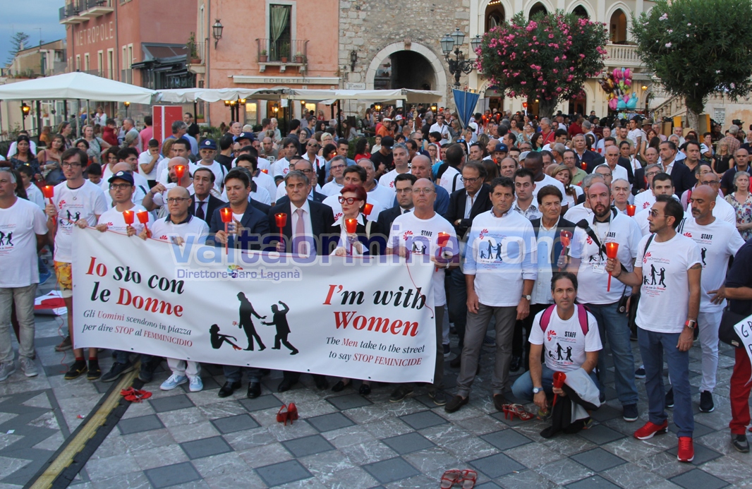 I manifestanti in Piazza IX Aprile a Taormina
