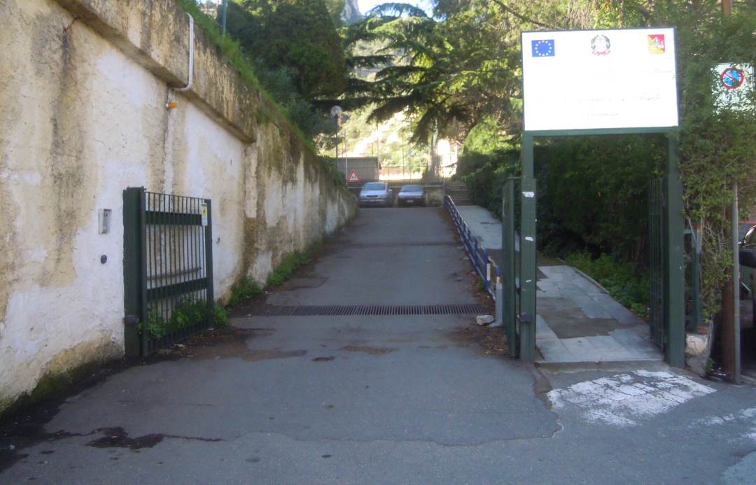 L'ingresso dell'Istituto Comprensivo 1 di Taormina