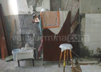 Operazione “Taormina pulita” della Polizia municipale. Portati via, da due locali in disuso: materassi, divani, sedie e pentole