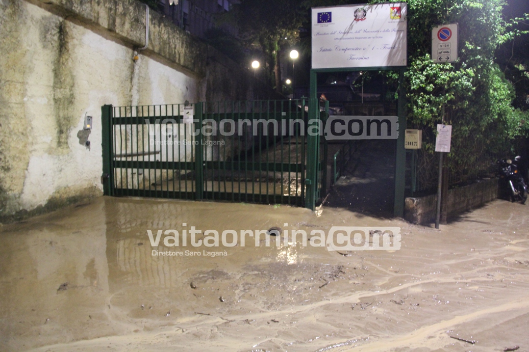 L'ingresso dell'Istituto comprensivo 1 di Taormina pieno di fango
