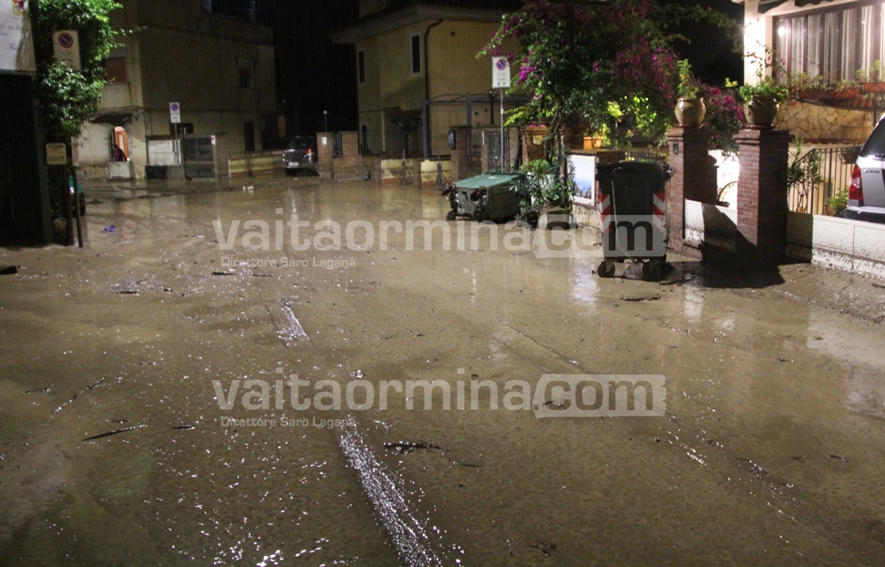 Il fango davanti all'ingresso del Comprensivo 1 di Taormina