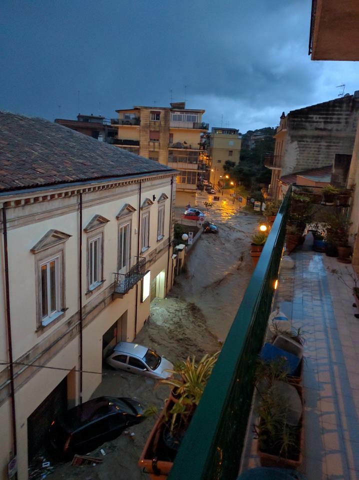 Le auto sommerse dal fango nel rione S. Giovanni a Giardini