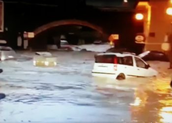 Le foto del maltempo. Giardini: auto travolte dal fango nel rione S. Giovanni. Taormina: frana in Piazza Cacciola. Letojanni: disperso un 74enne