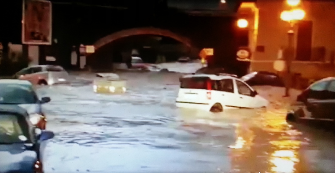 Auto travolte dall'acqua nel rione S. Giovanni a Giardini