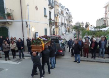 Letojanni. L’ultimo saluto a Roberto Saccà, il 74enne morto durante il nubifragio del 25 novembre