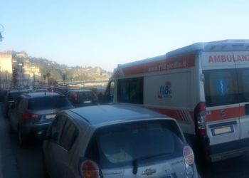 Giardini. Ambulanza bloccata sul lungomare a causa della lunga fila di auto ferme al semaforo