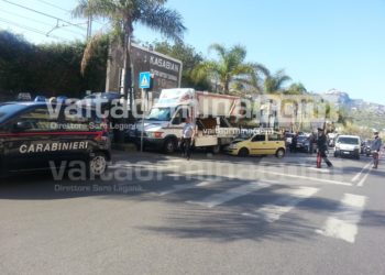 Giardini. Tragedia sfiorata in via Consolare Valeria: Panda finisce su camioncino della frutta parcheggiato a lato
