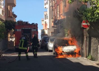 Taormina. Auto bruciata in contrada Chiusa, pronto intervento dei Vigili del Fuoco