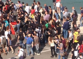 G7 Taormina. Live da Giardini: migliaia i manifestanti al corteo di protesta contro il vertice. Forze dell’ordine in tenuta anti-sommossa