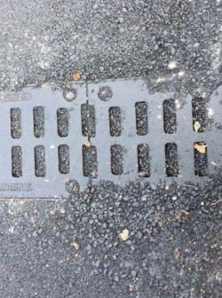 Taormina. Grate e tombini otturati dopo la recente posa dell’asfalto. Di Bennardo: “Si intervenga al più presto per evitare il caos”