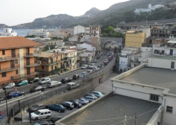 “Sole, mare e lunghe code di auto: pacchetto all inclusive per chi trascorre le vacanze a Letojanni”
