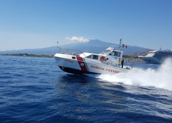 Taormina e Giardini. Controlli della Guardia Costiera: 25 verbali e una denuncia. Sequestrati 200 metri di rete nelle acque di Isolabella