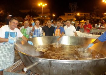Letojanni. “Sagra del pesce”: una mega padella, 120 kg di “materia prima” e 500 buongustai