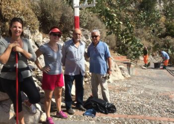 Taormina. Scalinata della Madonna della Rocca ripulita da alcuni volontari e da due operatori di Messinambiente