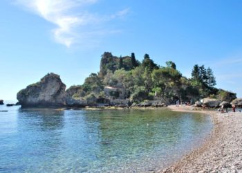 Taormina. Il Cutgana ripulisce i fondali della Riserva di Isolabella