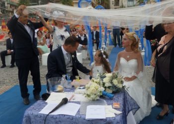 Letojanni. Giorgio e Adalgisa, una festa in spiaggia per brindare ai primi 5 anni insieme