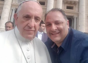 Storico selfie con Papa Francesco per l’imprenditore giardinese Carmelo Maimone