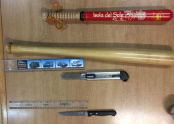 Taormina. Coltelli, mazze e taglierini nascosti nell’auto: 49enne denunciato dalla Polizia municipale