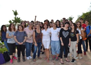 Taormina. Isolabella: 100 studenti di Giarre protagonisti del workshop naturalistico e artistico “Orto di Mare”