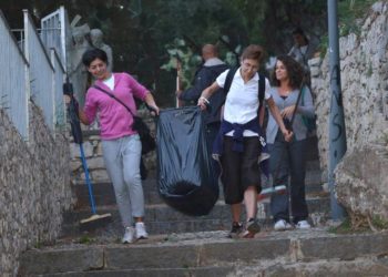 Taormina. La scalinata della Madonna della Rocca bonificata dai volontari