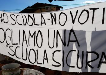 Taormina. Problema scuola: centinaia di genitori e bambini protestano contro l’Amministrazione comunale