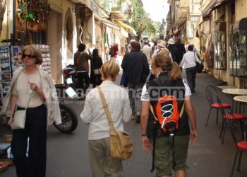 Taormina. G7 Pari Opportunità: divieto di esposizione di merce, vetrine amovibili e tende in via Teatro Greco