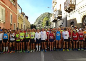 “CorriCapodanno a Taormina – Tuffo a mare e corsa”: vincono Vizzini e Castorina. Quasi 200 partecipanti, tra cui l’assessore Cilona (62 anni)