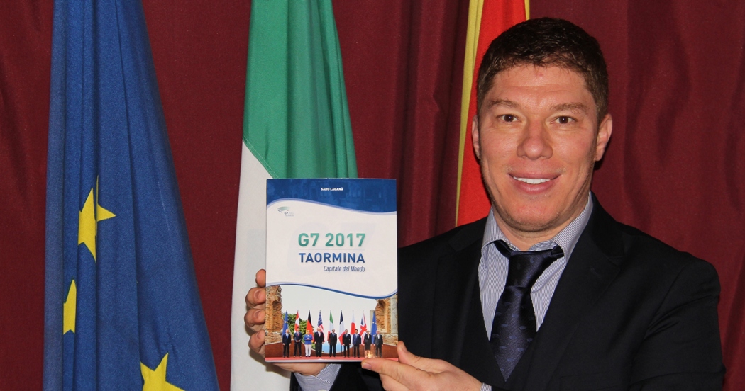 Saro Laganà con il libro "G7 2017 Taormina Capitale del Mondo"