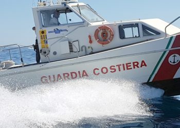 Giardini. Un 19enne viene travolto da un’onda e muore trascinato dal mare agitato