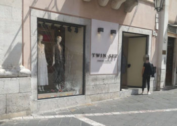 Taormina. Turista perde il controllo dell’auto e finisce sulla vetrina di un negozio