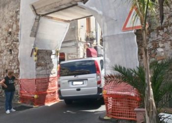 Taormina. Danni all’Arco dei Cappuccini: individuato il colpevole. Nota del sindaco Bolognari