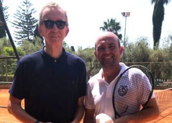 Vip a Taormina. Bernard Arnault promuove a pieni voti il maestro di tennis Mario Quattrocchi